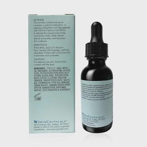 K&ouml;nnte beinhalten: Eine dunkelbraune Glas-Tropfflasche mit SkinCeuticals-Serum und schwarzem Verschluss, neben der hellblauen, rechteckigen Pappschachtel. Die Verpackung enth&auml;lt aufgedruckten Text zu Wirkungsweise, Anwendung, Warnhinweisen und Inhaltsstoffen.