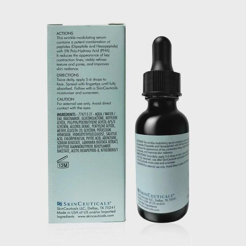 K&ouml;nnte beinhalten: Eine dunkelbraune Glas-Tropfflasche mit SkinCeuticals-Serum und schwarzem Verschluss, neben der hellblauen, rechteckigen Pappschachtel. Die Verpackung enth&auml;lt aufgedruckten Text zu Wirkungsweise, Anwendung, Warnhinweisen und Inhaltsstoffen.