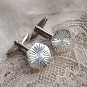 Gemelos hexagonales de oro vintage sobre plata / Diseño de rayos de sol con acabado guilloché