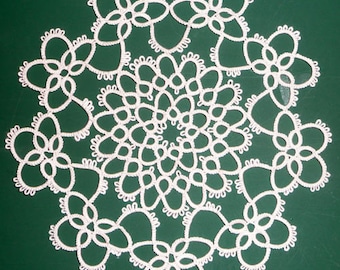 Centrino rotondo con motivo a tatting, tatting ad ago, tatting a navetta