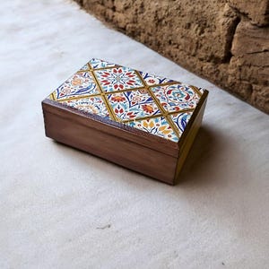 Handmålad smyckeskrin i trä, ottomansk platta, decoupage av bladguld