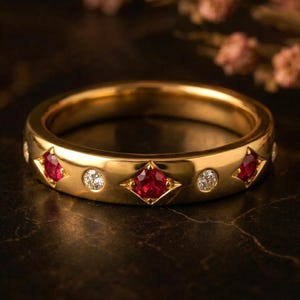 ルビー＆モアッサナイトのハーフエタニティリング、太めのバンドのアニバーサリーリング、重ね付けできるプロミスリング、7月の誕生石のフラッシュセッティングリング、愛する人への贈り物