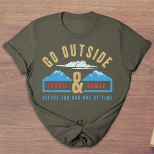 Camiseta Go Outside Travel Nomad, camiseta de explorador aventurero, ropa para la vida en furgoneta Wanderlust imagen 2