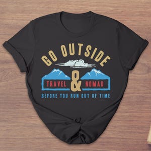 Camiseta Go Outside Travel Nomad, camiseta de explorador aventurero, ropa para la vida en furgoneta Wanderlust imagen 1