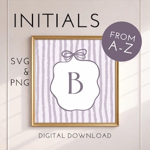 Puede incluir: Una impresión enmarcada con la palabra "INITIALS" en la parte superior. La impresión presenta una forma blanca festoneada con la letra "B" en el interior, sobre un fondo a rayas. El texto en la impresión incluye "SVG & PNG" y "DESCARGA DIGITAL".