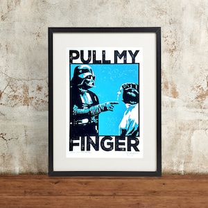 Puede incluir: Una impresión en blanco y negro de Darth Vader apuntando a la princesa Leia con el texto "PULL MY FINGER" en letras negras en negrita. El fondo es de color azul claro.