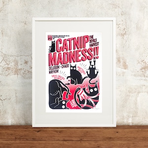 Puede incluir: Un póster rojo y negro con el texto "Catnip Madness!" y una ilustración de cuatro gatos negros. El texto "The Devils Harvest" está en la parte superior del póster. El texto "Delusion! Chaos! Mayhem!" está debajo del título principal. El texto "Drug Crazed Abandon" está en la esquina inferior izquierda. El texto "Shattered Hopes" está en la esquina superior derecha. El texto "Tangled Lives" está en la esquina inferior derecha.