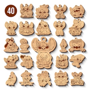 Pode incluir: Uma coleção de 40 pingentes de madeira cortados a laser com o personagem Stitch. Cada pingente apresenta um design diferente do personagem, com várias poses e acessórios. Os pingentes são castanhos claros com detalhes gravados.