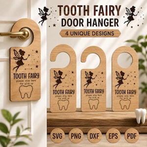 Może przedstawiać: Cztery drewniane zawieszki na drzwi z wygrawerowaną laserowo wróżką, gwiazdkami i napisem TOOTH FAIRY please stop here for pick up oraz ikoną zęba. Jedna zawieszka wisi na klamce, trzy leżą na drewnianej powierzchni, obok pięć okrągłych etykiet formatów.