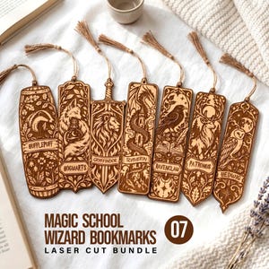 Könnte beinhalten: Ein Set aus acht lasergeschnittenen Lesezeichen aus Holz mit detaillierten Gravuren magischer Wesen und Symbole, darunter Hufflepuff, Hogwarts, Gryffindor, Slytherin, Ravenclaw, Patronus und Hedwig, jeweils mit einer braunen Kordelquaste.