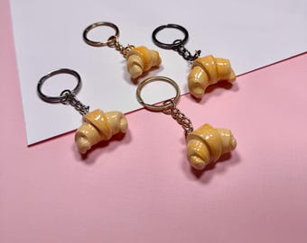 Portachiavi a forma di croissant; portachiavi in pasta polimerica; ciondolo per borsa
