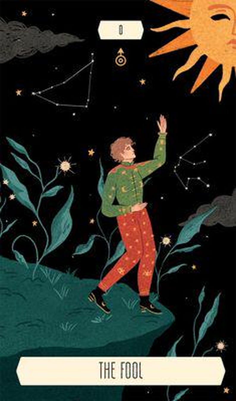 K&ouml;nnte beinhalten: Illustration einer Tarotkarte, "Der Narr". Eine Person in einer gr&uuml;nen Jacke und roter Hose steht auf einer Klippe unter einem Sternenhimmel und einer Sonne. Die Karte hat ein wei&szlig;es Banner mit dem Text "THE FOOL".