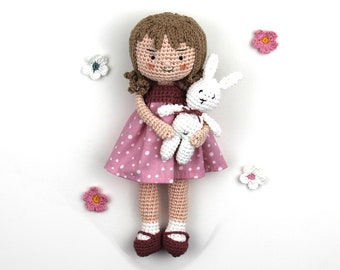 Charlotte, poupée amigurumi avec son doudou lapin