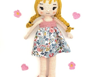 Lise, poupée amigurumi avec son doudou lapin / Poupée fait main / Poupée avec robe et chaussons / poupée au crochet à vendre