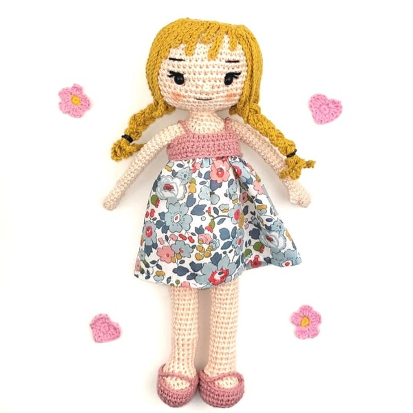 Lise, poupée amigurumi avec son doudou lapin / Poupée fait main / Poupée avec robe et chaussons / poupée au Crochet à Vendre