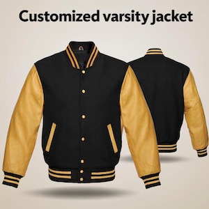 Puede incluir: Chaqueta universitaria negra con mangas de cuero color canela. La chaqueta tiene detalles dorados en el cuello, puños y cintura. El texto "Customized varsity jacket" está en la imagen.