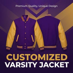 Pode incluir: Uma jaqueta universitária roxa com mangas e acabamentos amarelos. A jaqueta tem uma frente com botões e dois bolsos frontais. O texto "CUSTOMIZED VARSITY JACKET" é exibido na parte inferior da imagem. As palavras "Premium Quality, Unique Design" estão no topo.