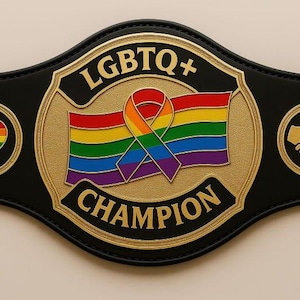 Op de afbeelding: Een zwarte kampioenschapsriem met een centraal gouden embleem met de tekst LGBTQ+ CHAMPION, een regenboogvlag en een lint. De riem bevat twee ronde gouden zijplaten, één met een regenbooghart en de andere met een icoon van een handdruk.