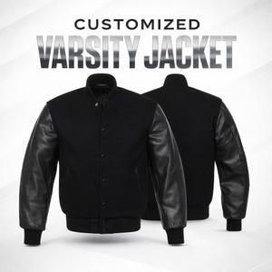 Pode incluir: Casaco universitário preto com mangas de couro. O casaco tem uma frente com botões, gola, punhos e bainha canelados. O texto "CUSTOMIZED VARSITY JACKET" é exibido na parte superior da imagem.