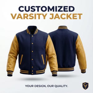 Könnte beinhalten: Eine marineblaue und goldfarbene Collegejacke, die von vorne und hinten gezeigt wird. Die Jacke hat goldfarbene Ärmel, einen marineblauen Körper und gold- und marineblaue Streifen. Der Text "CUSTOMIZED VARSITY JACKET" steht oben und "YOUR DESIGN, OUR QUALITY" unten.