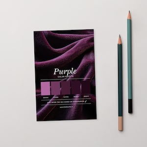 Może przedstawiać: Karta palety kolorów ze słowem "Purple" i gamą fioletowych próbek kolorów. Karta jest umieszczona na tle fioletowej aksamitnej tkaniny. Dwa ołówki, jeden zielony i jeden turkusowy, są umieszczone po prawej stronie.