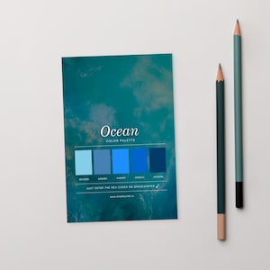 Op de afbeelding: Een kleurenpalet getiteld "Ocean" met tinten blauw, van licht tot donker, en de tekst "Just enter the HEX codes on shadesurfer". Twee potloden, een groene en een blauwgroene, zijn rechts geplaatst.