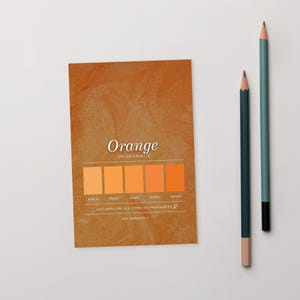 Peut inclure: Une carte de palette de couleurs orange avec le mot "Orange" et le texte "Color Palette". La carte affiche six nuances d'orange. Deux crayons, un vert foncé et un sarcelle, sont positionnés à droite.