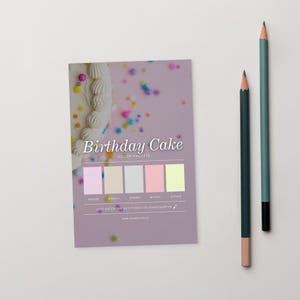 Peut inclure: Une carte de palette de couleurs "Birthday Cake" avec des échantillons de couleurs pastel et une illustration de gâteau. Deux crayons, un vert et un bleu sarcelle, sont positionnés à droite de la carte. La carte comprend le texte "Just enter the hex codes on shadesurfer."