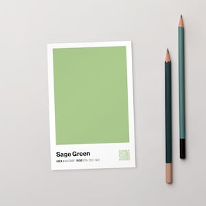 Könnte beinhalten: Eine weiße rechteckige Karte mit einem Farbton in Salbeigrün, beschriftet mit "Sage Green" mit HEX- und RGB-Werten. Zwei Bleistifte, einer dunkelgrün und einer türkis, liegen rechts.