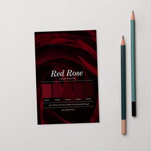 Peut inclure: Une carte de palette de couleurs "Red Rose COLOR PALETTE" avec des nuances de rouge. Deux crayons, un vert d'eau et un vert foncé, sont placés à droite. La carte contient des codes hexadécimaux.