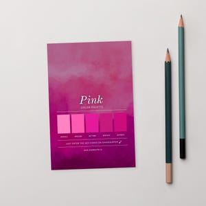 Pode incluir: Um cartão de paleta de cores rosa com a palavra "Pink" e o texto "Color Palette". O cartão exibe cinco tons de rosa com seus códigos hexadecimais. Dois lápis, um verde-azulado e um verde escuro, estão ao lado do cartão.