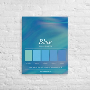 Könnte beinhalten: Ein Leinwanddruck mit einer blauen Farbpalette. Das Wort "Blue" ist in eleganter Schrift über einer Reihe von Farbfeldern dargestellt. Darunter steht der Text "JUST ENTER THE HEX CODES ON SHADESURFER" und "www.shadesurfer.io".