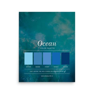 Pode incluir: Um cartaz com uma paleta de cores com tema oceânico. A parte superior mostra uma imagem do oceano turquesa com nuvens. Abaixo, cinco amostras de cores azuis são rotuladas com seus códigos hexadecimais. O texto "Ocean COLOR PALETTE" está no topo, com "JUST ENTER THE HEX CODES ON SHADESURFER".