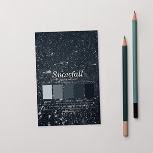 Peut inclure: Une carte de palette de couleurs "Snowfall" avec un fond bleu foncé et des mouchetures blanches. La carte affiche cinq échantillons de couleurs dans des tons de gris et de bleu, avec les codes hexadécimaux répertoriés en dessous. Deux crayons, un vert foncé et un sarcelle, sont à droite.