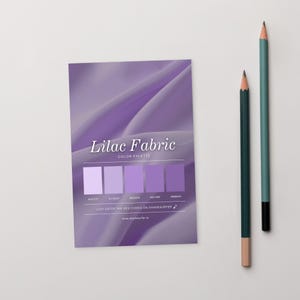 Könnte beinhalten: Eine Farbpalette für Stoffe in Lila mit fünf Lilatönen, begleitet von zwei Bleistiften. Die Karte trägt die Aufschrift "Lilac Fabric Color Palette" und enthält Hex-Codes. Die Bleistifte sind grün und blaugrün.