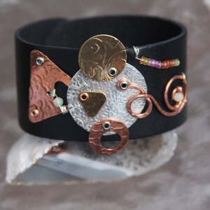 Bracelet manchette en cuir avec pierres précieuses, « Arcs-en-ciel et opales », bracelet manchette en cuir et métaux mélangés, bracelet saphir à facettes et opale