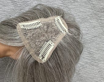 Aplique de cabelo humano, coroa volumosa em tom cinza prateado natural, 25 cm de comprimento, 3 presilhas.