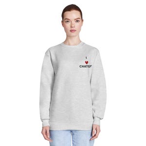 Puede incluir: Una sudadera gris claro con el texto "I ♥ ChatGPT" en negro y rojo. La sudadera, de cuello redondo, la lleva una persona.