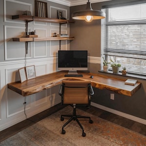 Hörnskrivbord med naturlig kant, L-format flytande träskrivbord, rustikt väggmonterat skrivbord, hemmakontorsskrivbord med naturlig kant, modern arbetsyta