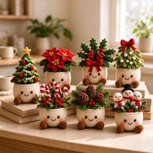 Puede incluir: Una colección de siete macetas amigurumi de ganchillo, cada una con una base de color crema con una cara sonriente y pies marrones. Las macetas contienen varios arreglos con temática navideña, incluyendo un árbol de Navidad, flores de pascua, acebo, piñas, bastones de caramelo y muñecos de nieve.