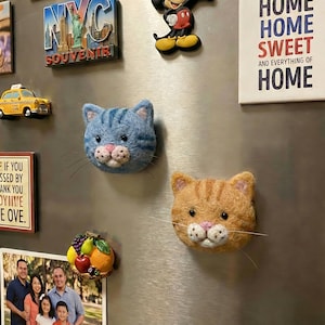 Salva-baffi di gatto in feltro di lana fatto a mano, ornamento magnetico per frigorifero immagine 5