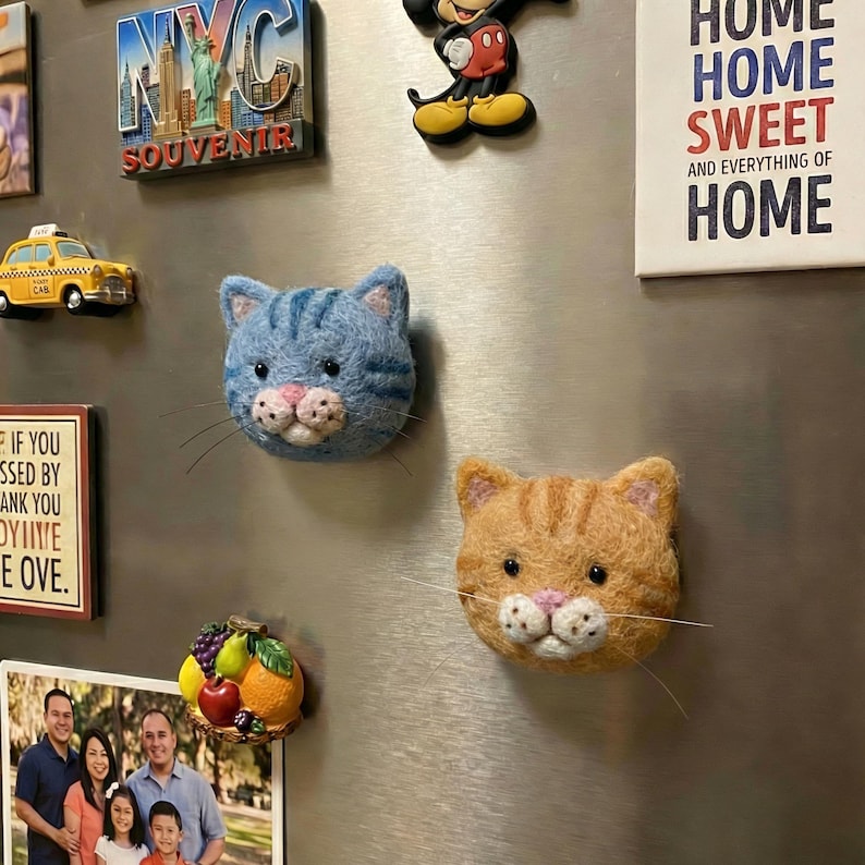 Salva-baffi di gatto in feltro di lana fatto a mano, ornamento magnetico per frigorifero immagine 5
