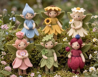 Puede incluir: Seis figuras de hadas de lana fieltrada con orejas puntiagudas y alas de hoja verde. Las figuras visten trajes de pétalos en azul, amarillo, blanco, rosa, verde y rojo oscuro, cada una sosteniendo un pequeño accesorio de flor, hoja o gota.