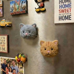 Salva-baffi di gatto in feltro di lana fatto a mano, ornamento magnetico per frigorifero immagine 6