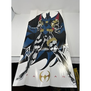Peut inclure: Une affiche verticale présentant une illustration stylisée de Batman dans un costume bleu, noir et doré avec une cape doublée de rouge. Le personnage adopte une pose dynamique au-dessus d'un emblème de chauve-souris doré et du texte rouge BATMAN.