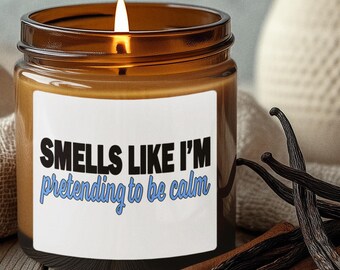 Luktar som om jag låtsas vara lugn | Roligt sarkastiskt sojaljus i bärnstensfärgad burk, svordomsljus