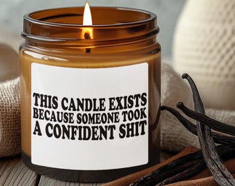 Det här ljuset finns för att någon tog en självsäker skit | Roligt sarkastiskt sojaljus för badrum i bärnstensfärgad burk, svordomsljus