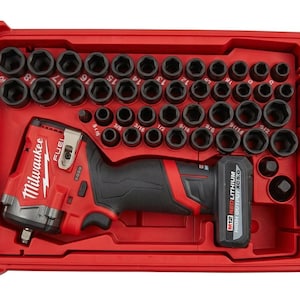 Puede incluir: Un juego de llaves de impacto Milwaukee M12 FUEL rojo con vasos negros. El juego está en una caja de plástico roja. El logotipo de Milwaukee es visible, junto con el texto "M12 REDLITHIUM HIGH OUTPUT XC5.0".