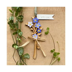 Fleurs en bois - Une jolie décoration myosotis avec étiquette cadeau