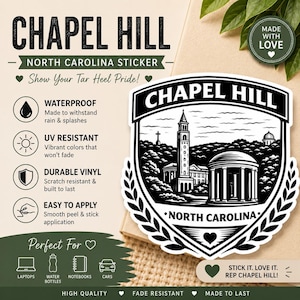 Puede incluir: Una pegatina de vinilo en blanco y negro con un dise&ntilde;o en forma de escudo y el texto Chapel Hill North Carolina. La ilustraci&oacute;n muestra una torre de reloj alta y un edificio con c&uacute;pula rodeado de &aacute;rboles, enmarcado por hojas de laurel.